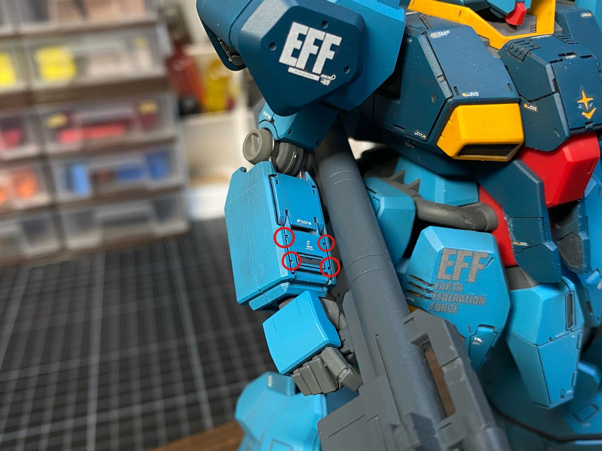 yamaneko311's tweet photo. 最近のお気に入り彫り紹介です

一枚目のはパネルライン隅に4箇所ミゾ
0.5ミリで正方形に彫ってます😸

3枚目のは3本ライン
中央を太さ0.4ミリで彫って、0.5ミリ間隔で開けて両側を0.15ミリで彫るかんじです😸

結構スケール感が出やすい感じします😸 https://t.co/xwkWLOD17Z
