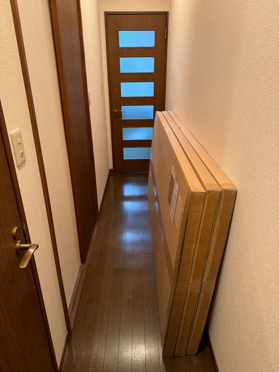 nagatam's tweet photo. 等身大アクリルスタンド購入検討してるSideMのP向けですが写真左のような梱包で届きます。
（千雪さん等身大アクスタ）
1人で何とか持ち運べる程の重量ですが2人で搬送・設置した方が無難です。
台座もスペース取るので場所あらかじめ確保必要です。
ASは梱包材も重量ありましたので、それよりは楽かと https://t.co/vbrpz2w8Tj
