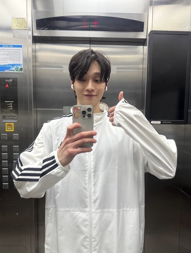 oBenee2's tweet photo. 아니이사진이왜웃기고기엽냐면
저 엘베에서 따봉!하고찍은거 누가바도 팬들보라고찍어서올려준거자낰ㅅㅅㅋㅅㅋㅅㅋㅅㅋㅅㅅ
하 이성신 온라인으로 팬들이랑 친해진거보여서 개기엽고우끼네딘심💕💕💕💕 https://t.co/R6LzL4Z3e1