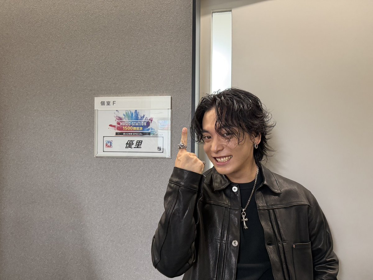 Mst_com's tweet photo. 【#Mステ 放送中】
⠀
このあとは優里👏
⠀
話題のTVアニメ
オープニング・テーマ
「サンダーボルト」をTV初披露⚡️
⠀
💬コメント
今回テレビ初披露になるので、『サンダーボルト』を聴いてくれた皆さんに想いが伝わるように突発感情鳴らして歌います！
⠀
#ウラステ 楽屋前で😀✨📷 https://t.co/5laSgjuplv