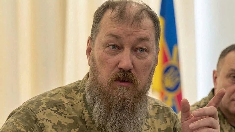 Sola_Sistime's tweet photo. Mykhailo Rohoza, Veteran der ukrainischen Armee und Militärblogger, fasst Magyars Ansage an Militärführung vor Paar Tagen, so zusammen:

«Das Ende des Papierkriegs: Wie Magyar (Robert Brovdi) die Wahrheit aus den Schützengräben in die Machtzentralen brachte:

Polierte Böden, surrende Klimaanlagen und Schreibtische voller ordentlich sortierter Berichte – das war die Atmosphäre, in der der Kommandeur der renommiertesten Drohneneinheit der Ukraine zu einer Rede eingeladen wurde. Die Beamten erwarteten eine weitere routinemässige Lagebesprechung. Stattdessen kam Magyar, um ihnen die Realität vor Augen zu führen.

Er legte seinen charakteristischen Zeigestab – den er normalerweise dazu nutzt, feindliche Ausrüstung Bild für Bild zu analysieren – auf den Tisch und wandte sich ruhig an die Anwesenden, wobei seine Stimme unverkennbare Härte verriet.

Kernpunkte seiner Ansprache:

Realität vs. Papierkram

«Während ihr hier sitzt, hübsche Diagramme zeichnet und den x-ten Strassenbauauftrag genehmigt oder Ausrüstung zum dreifachen Preis kauft, kämpfen unsere Soldaten mit allen Mitteln um jeden Meter Boden. Eure Papierarbeit schiesst nicht zurück.»

Drohnen statt Korruption

«Jede gestohlene Hrywnja bedeutet eine Drohne weniger. Und eine Drohne weniger bedeutet das Leben eines weiteren ukrainischen Soldaten, das verloren geht. Ihr habt die Wahl: Entweder ihr beginnt, für den Sieg zu arbeiten, oder ihr werdet zu Komplizen des Feindes.»

Technologie entscheidet Kriege

«Kriege werden mit Verstand und Technologie gewonnen – nicht dadurch, dass man Menschen in die Schlacht schickt, weil jemand in einem Regierungsbüro es versäumt hat, die Armee mit Systemen zur elektronischen Kriegsführung und zuverlässiger Kommunikation auszustatten.»

Magyar: «Jeden Tag beobachte ich auf meinem Bildschirm, wie sich Leben und Tod entfalten. Ich sehe jeden Angreifer, der auf unser Land vorrückt, und ich sehe genau, womit wir sie aufhalten müssen. Denkt daran: Kriege werden in den Schützengräben und in den Labors gewonnen – nicht durch korrupte Machenschaften. Es ist an der Zeit, eure Futtertröge zu schliessen und anzufangen, für die Streitkräfte der Ukraine zu arbeiten. Denn wenn der Feind hierherkommt, werden euch eure Büros nicht retten. Und wenn wir zuerst zurückkehren, müsst ihr Rechenschaft über jeden einzelnen Cent ablegen.»