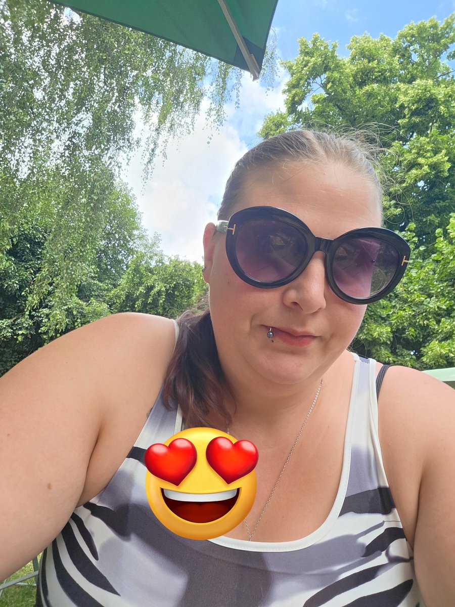 SandraSmit10850's tweet photo. Spielplatz zeit 
Wer spendiert das Eis https://t.co/VnvdXEffyp