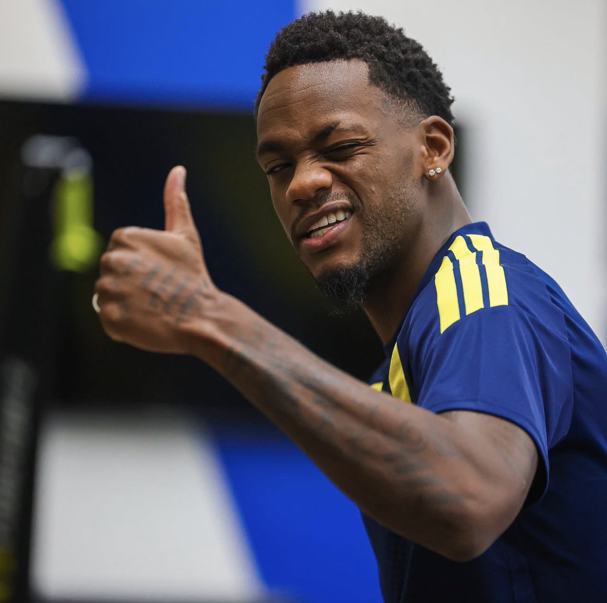 PSierraR's tweet photo. 🚨 Acuerdo verbal entre #AlNassr y #Benfica para la llegada de Jhon Jáder Durán (22). Ahora el agente del colombiano, Jonathan Herrera, negocia sus condiciones. De cerrar, intercambiarán documentación para que pueda viajar a exámenes médicos y firma lo más pronto posible 🇨🇴 https://t.co/fwZORGsTtx