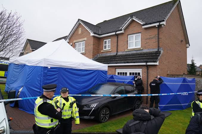BladeoftheS's tweet photo. We had all these Police Tents outside Nicola Sturgeon's house for £400,000.

But they won't even investigate £10,000,000,000.

Blatant corruption. https://t.co/fbEIzpTazl