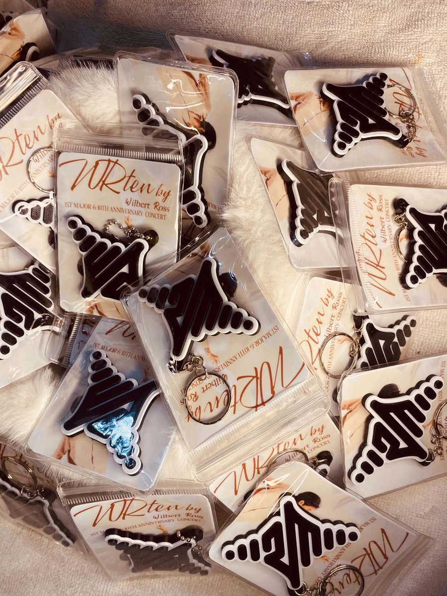 chiibengss's tweet photo. First time creating freebies-thanks to my co-Wilbears for the inspiration! 🧡 Dami kong take home every events so it’s time to give back 😊🤭

~Pocket Mirror~ 
~Pin Badge~
~3D Bert’s Logo Keychain~
~Mini Fan~

- actually di ko alam kung pano ko to ipapamigay , i’m super shy 🥺😂 
See you Day 1 & Day 2 !!!