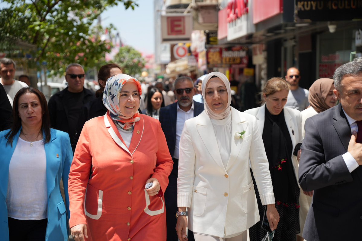 akkadinvann's tweet photo. Genel Merkez Kadın Kolları Başkanımız Sayın Tuğba Işık Ercan, Cumhurbaşkanımızın Başdanışmanı Sayın Gülşen Orhan, İçişleri Bakan Müşaviri Sayın Hatice Atan, Milletvekillerimiz Sayın Burhan Kayatürk ve Sayın Kayhan Türkmenoğlu, İl Başkanımız Sayın Abdulahat Arvas, İl Kadın Kolları Başkanımız Sayın Zerrin Alpaslan ve beraberindeki heyet; Van esnafını ziyaret ederek hayırlı işler temennisinde bulundu.

Ziyaret kapsamında esnafımızla samimi bir sohbet gerçekleştirilirken, talep ve önerileri dinlenerek istişarelerde bulunuldu. 

@tugbaisikercan @gulsenorhan @hatice_atan73 @tulaykaynarca @Burhan_Kayaturk @ArvasAbdulahat @MunevverErtus @zerrin_alpaslan @busragolgul @havvaduran65 @AKKADINGM @AK_PartiVan