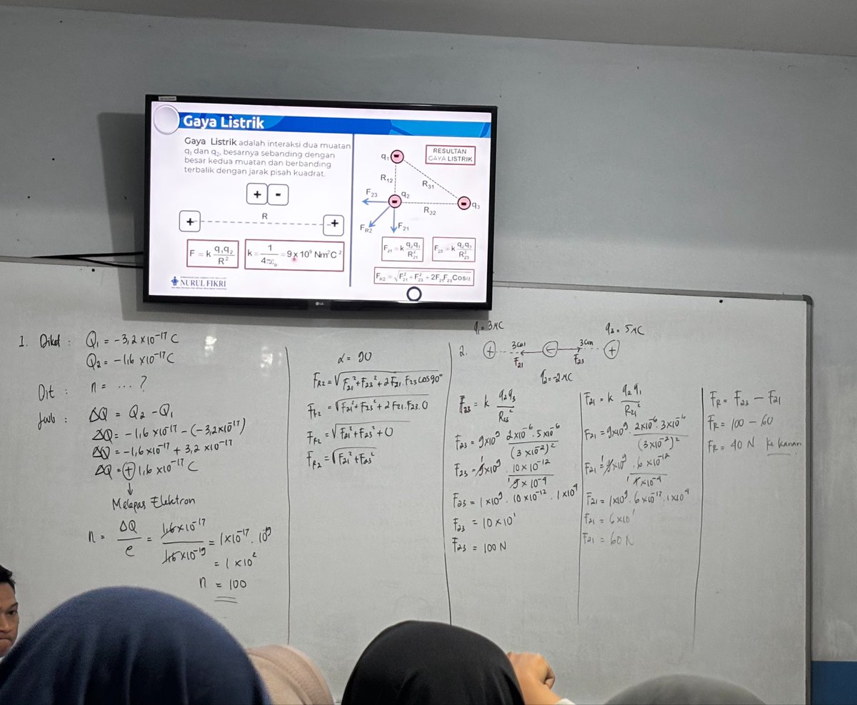 nazeraura's tweet photo. Kelas kedua Fisika, gak kuat mapel yang paling aku gak sukaaa gimana pun caranya 😭😭🙏 https://t.co/JZGbnKFjTg