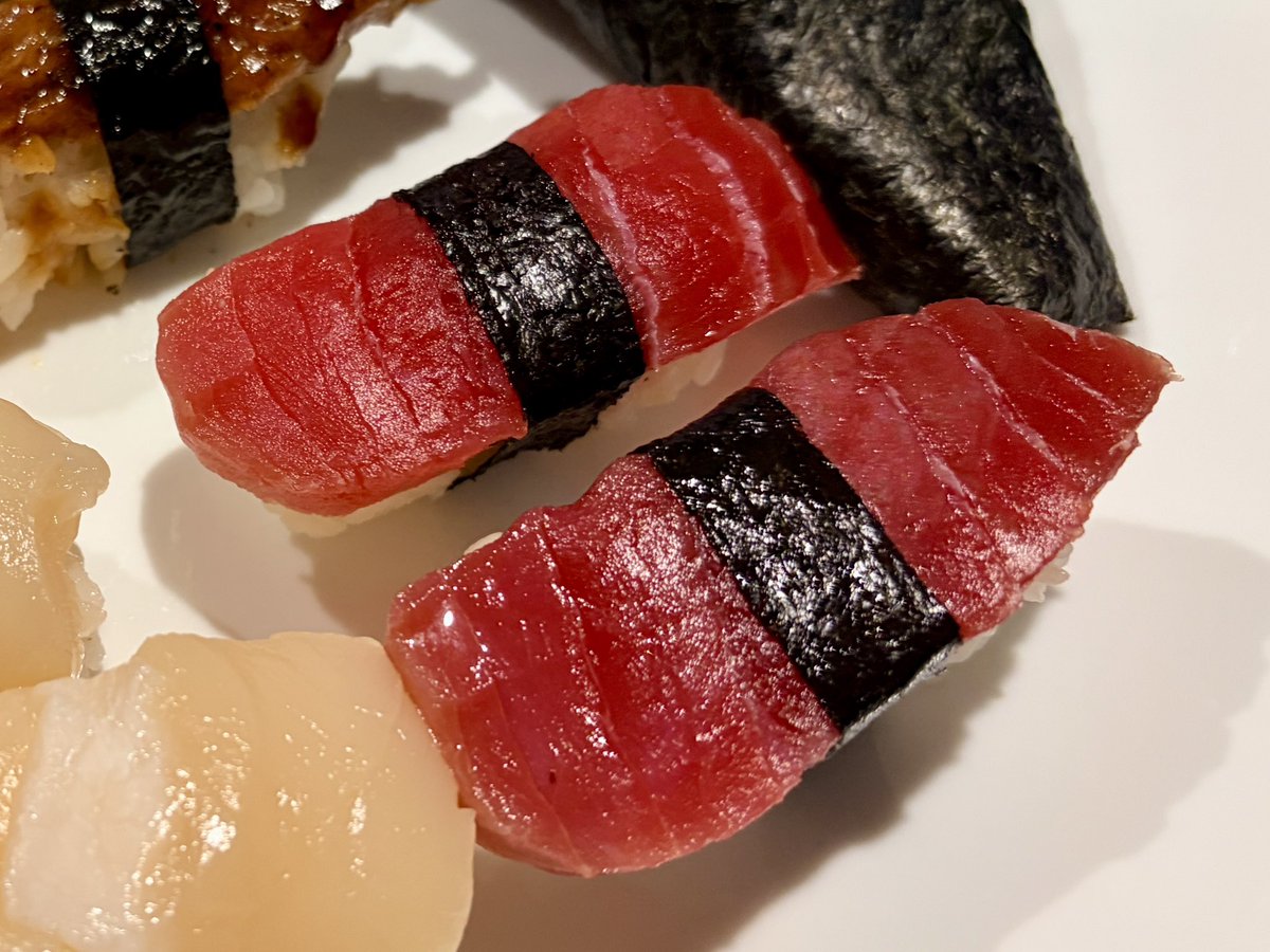Yuidon26's tweet photo. 日本から帰ってきて初のお寿司🍣
今日はラッキーだったなぁ🤭マグロの赤身がいつもより美味しかった😋
もちろん日本で食べたお寿司とは比べ物にならないけど😂💦 https://t.co/Nf7N6gxOfT