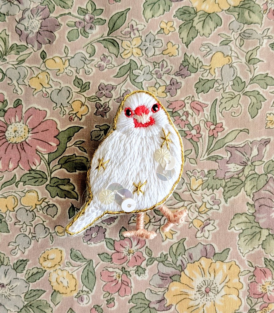 目のまわりが赤いのがまたかわいいです #文鳥 #鳥 #刺繍 #ブローチ