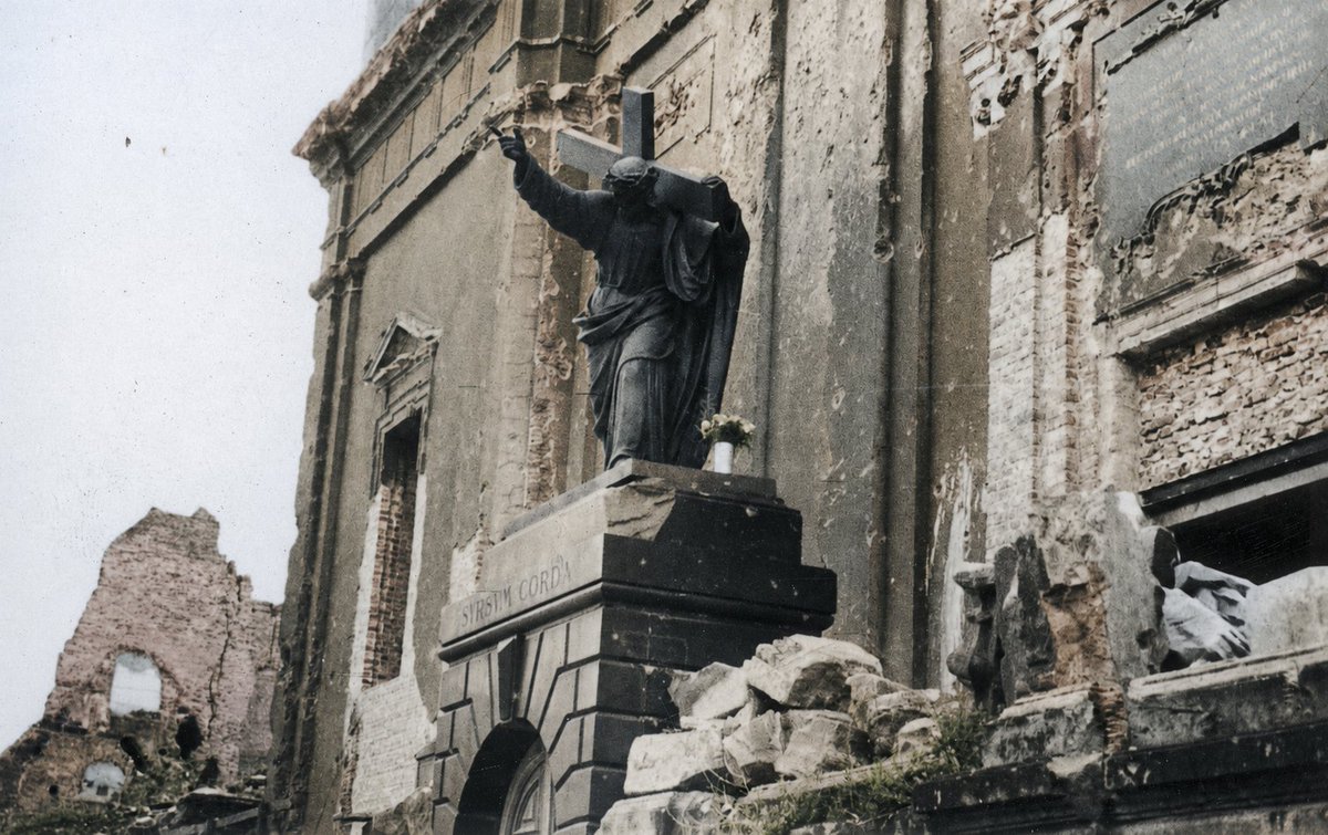 ipngovpl_eng's tweet photo. 🗓️#OTD in 1945, the renovated sculpture of Christ Bearing His Cross was reinstalled in front of the Holy Cross Church in Warsaw.

The church suffered heavy damages during World War 2, particularly at the time of the Warsaw Uprising. German forces destroyed its facade and the Baroque interior, and the church was blown up in 1945, leaving only some remains standing.