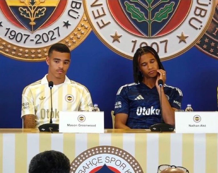 UTDKarra's tweet photo. Mason Greenwood and his new teammates Nathan Ake 🇳🇱 🏴󠁧󠁢󠁥󠁮󠁧󠁿 https://t.co/30GaNZRHCz