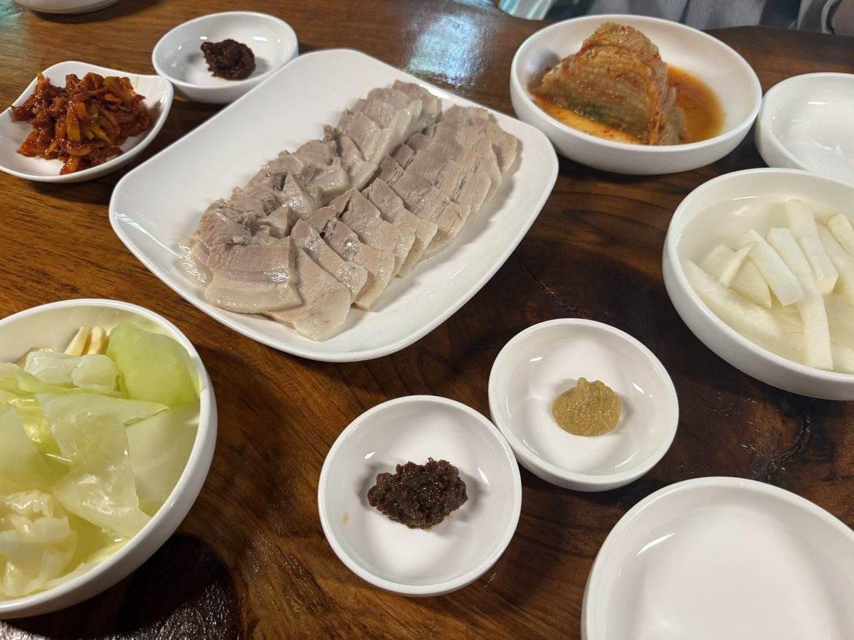 AHS240822's tweet photo. ドラマの中でこの辺の近くには他にお店はなさそうだけど、、、ってハリが言ってたけどホント山の中です

メミルククス
ビビンメミルククス
スユク
とっても美味しかった^ ^

ヒョソプくんとスタッフさんがお食事したお部屋で頂きました〜

📍 江原道 襄陽郡 巽陽面 松田里 89-2 https://t.co/OLA2XIVHN4