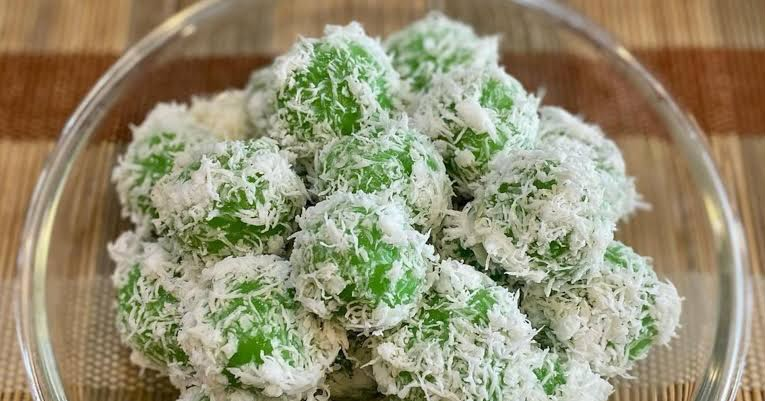 Sipitungscbd's tweet photo. Tau nggak kenapa kebanyakan kue tradisional Indonesia nggak pakai tepung terigu?

Karena gandum, bahan dasar terigu, emang nggak tumbuh di Indonesia. Makanya kita jadi salah satu pengimpor gandum terbesar di dunia.

Yang melimpah di sini justru beras, sagu, jagung, dan singkong. Jadi wajar kalau kue tradisional kita pakainya tepung dari hasil bumi sendiri, yang kebanyakan juga gluten free.

Kemarin kan sempat viral toko roti yang nge-claim gluten free.

Padahal tinggal jajan kue tradisional aja. Murah, enak, sekaligus ikut melestarikan budaya.

Contohnya:
Klepon → tepung ketan
Bika Ambon → tapioka
Bugis Mandi → tepung ketan, tepung beras, maizena
Onde-onde → tepung ketan & tepung beras
Jejorong → tepung sagu & tepung beras
Srikaya → maizena
Cilok & Cireng → tapioka

Masih banyak lagi jajanan tradisional yang tanpa terigu alias gluten free.

Jadi kalau lagi cari camilan gluten free, nggak usah ribet. Tinggal jajan kue tradisional aja. Harganya ramah di kantong, rasanya enak, dan kebanyakan juga dikukus jadi lebih sehat.

Minusnya sih, banyak yang pakai santan, jadi emang lebih cepat basi.