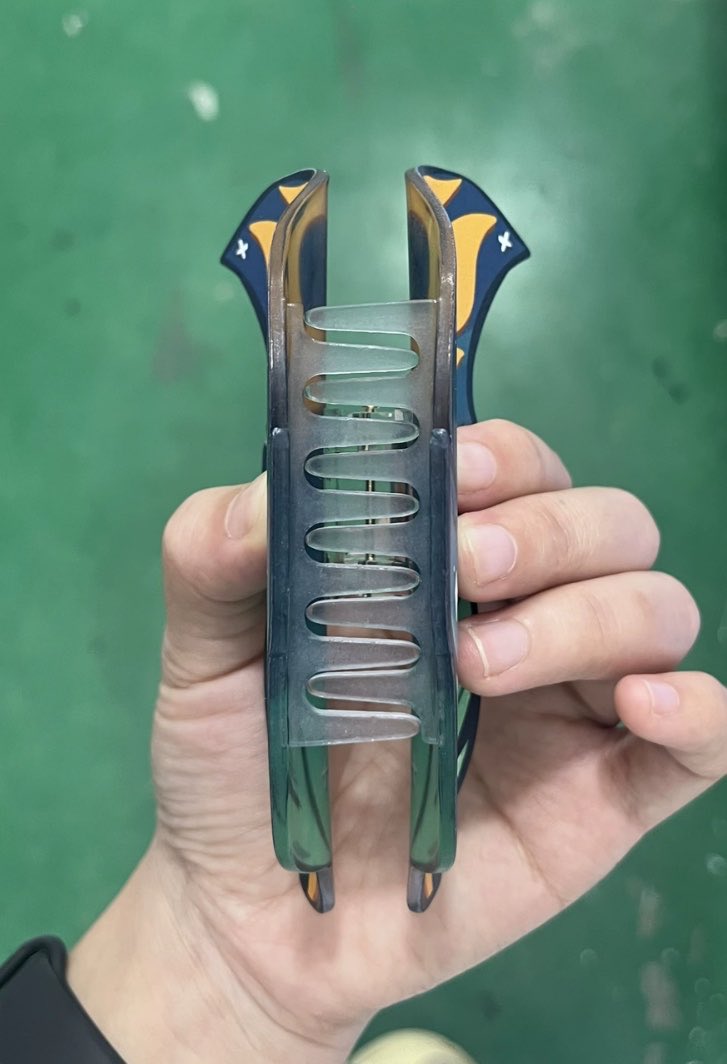 __candarella's tweet photo. manu finally sent me a video of the Kaveh feather hair claws! 🥹 so excited to get them huhu! #kaveh #hoyofestph2026 https://t.co/ka2cwBjIDq