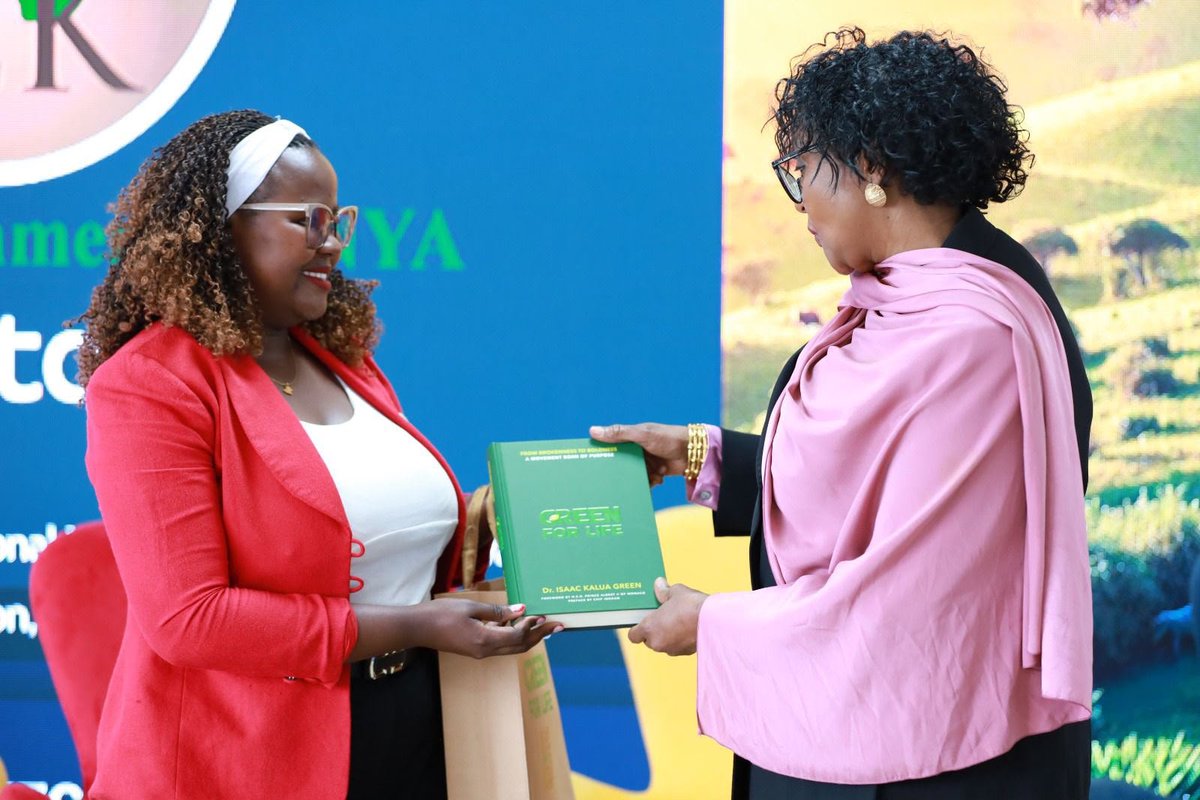 GreenForLife56's tweet photo. UN Deputy Secretary General @ambaminacmohamed  receives a copy of Green For Life by @drkaluagreen at @tek_kenya sustainability summit in @usiuafrica. The book lays out a practical blueprint for sustainable living, with proceeds supporting the Green Africa Villages Initiatives; from tree planting to clean energy and water harvesting. 

Get your copy in all leading bookstores in Kenya, Zambia, Tanzania and Uganda. 

@tphbookshop @nuria_thehoneststore @textbookcentre @somanami_ke @somanamibookclub 

Or call 0758411111
#sustainability #green #fy #readers #read