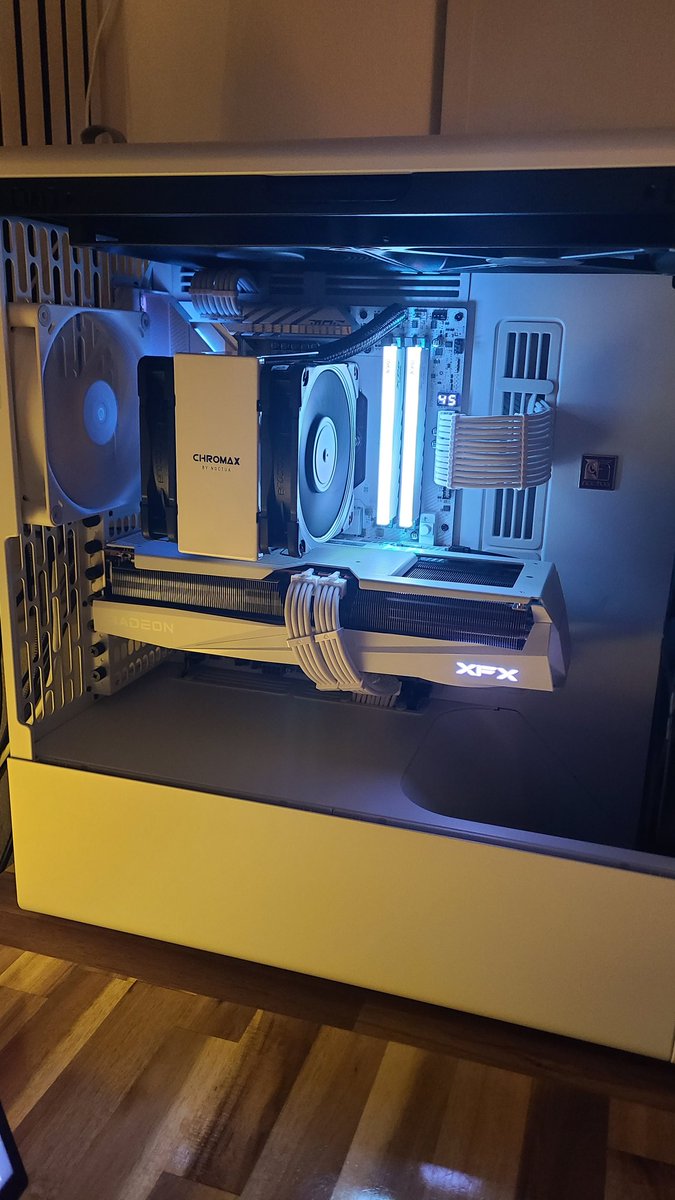 coropi6's tweet photo. 諸事情によりRTX 5070TIからRadeon 9070 XTに換装。

cesで一目惚れしたこのケースで組みたいと思って1年かかりようやく完成🥹

もうちょっといじったらタコマルデスク紹介に応募するぞー!!

#buildHAVN #Noctua https://t.co/pCL4QW0osG