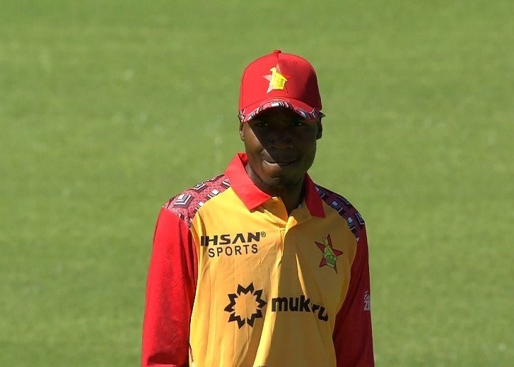 weymarplanet's tweet photo. That's four dropped catches from Milton Shumba today.

​A few words you'd like to say to him? https://t.co/5kIHJy43aV