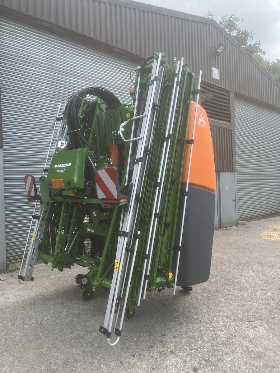 Longwool's tweet photo. After 11 years of exemplary service the Amazone UF1801 has been replaced with a UF2002. In my opinion the best mounted sprayers on the market. Is this the last new machine Masons Kings will supply? Such a shame they have given up the @Amazone agency, they have given great backup. https://t.co/z6PXfR0zhx