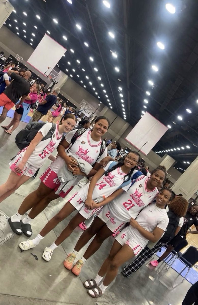 STMLadyVikingBB's tweet photo. This past weeks Run for the Roses in Louisville, KY was a first for these ladies and they ALL proved they are leaders on the court and the chemistry is coming together https://t.co/1cNhdvBKEj