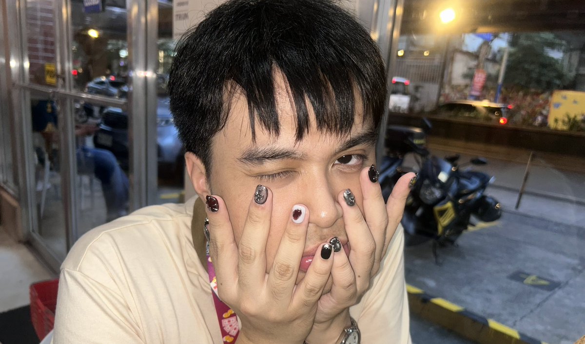 Popsynths's tweet photo. mi new nails!! ♱  ⚚ https://t.co/ybdIq2EoDd