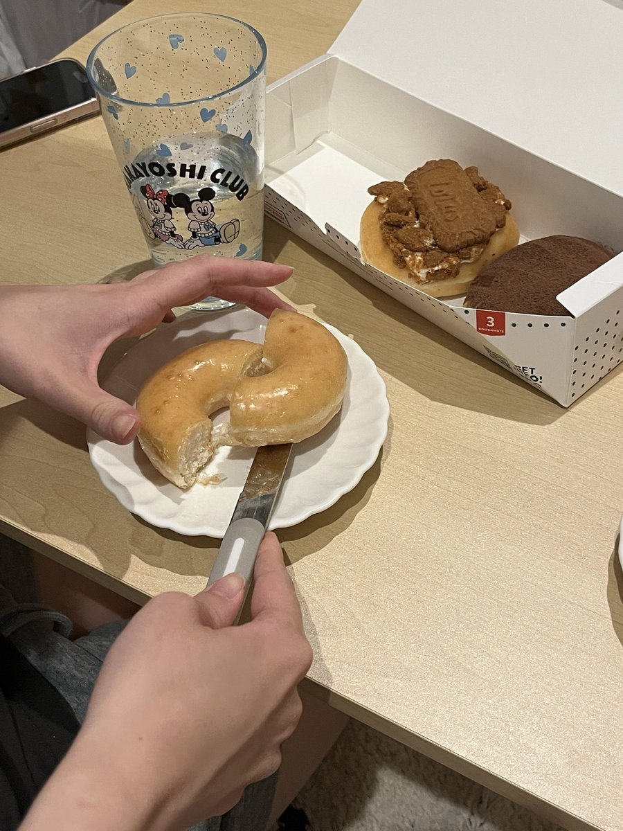 Saki___O4's tweet photo. 初めて食べたクリスピークリームドーナツ🍩 https://t.co/YmK8lhJBP5