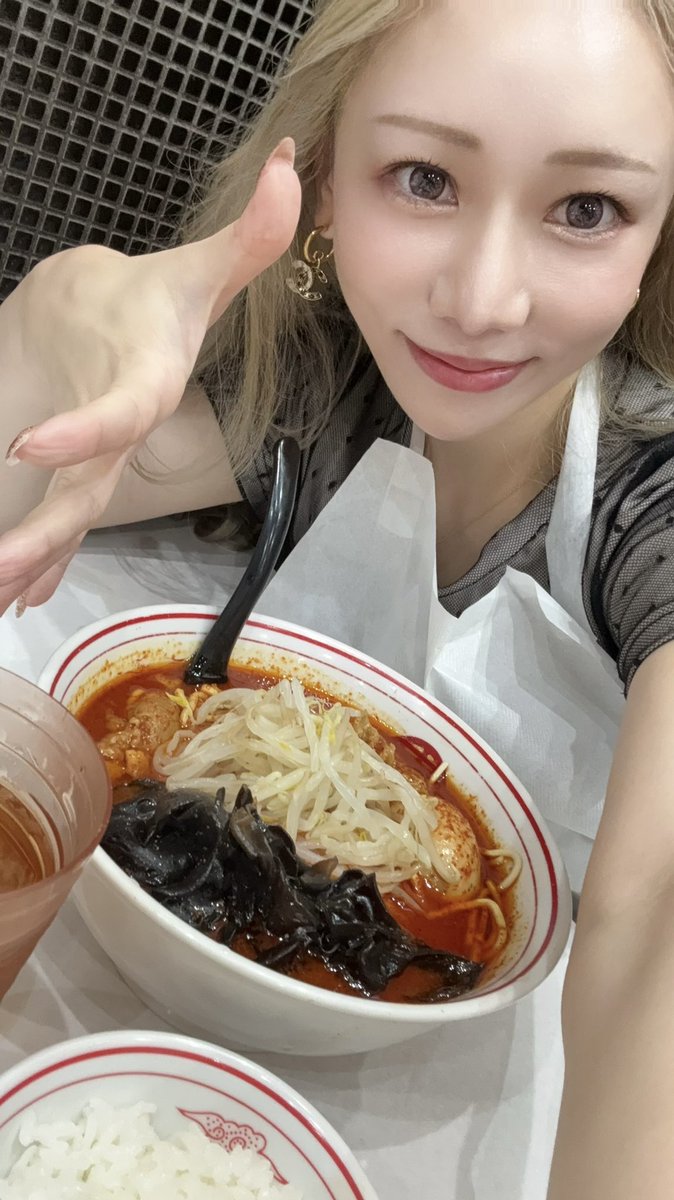 asamiLB's tweet photo. ヨーロッパツアー最終リハでした！！！
渡欧前に激辛補充完了！！🌶️🍜❤️‍🔥❤️‍🔥
これで心置きなく旅立てるーっっ✈️
元気に行くぜ！！#LOVEBITES #Asami https://t.co/bXmWvs36Jw