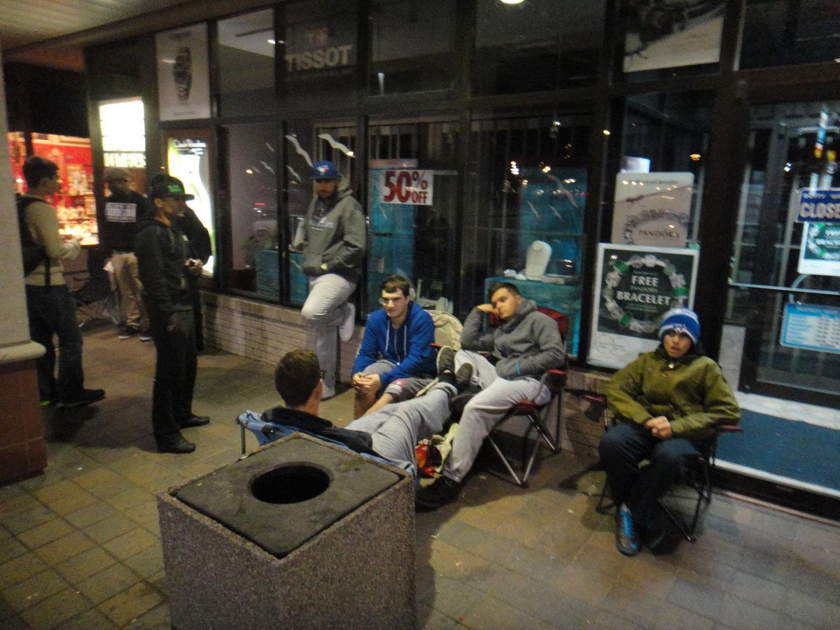 VideoGamesPlus_'s tweet photo. 533 days. ⏳

There was something special about standing in line at midnight with hundreds of other gamers, counting down the seconds until launch, and talking with strangers who loved the same games you did.

You didn't just buy a game—you shared an experience.

@PlayStatiion @Sony A download can't replace that.