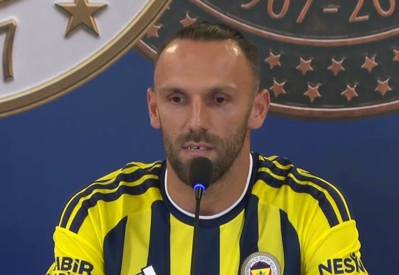 nexustransfer's tweet photo. Vedat Muriqi: "Son 6 senede Avrupa'da çok büyük takımlarla rakip oldum ama Fenerbahçe'nin büyüklüğü onlarla kıyaslanacak bir durumda değil.

Tesisler, stat, atmosfer... Kampta bile neredeyse her antrenmanı taraftara açık yaptık.

Bu sevgi başka hiçbir kulüpte yok." https://t.co/Pc6d1FDySS