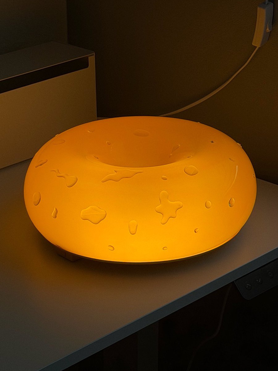 00sh_____'s tweet photo. ぷっくりシールが可愛すぎて、IKEAのドーナツランプに貼ってたら楽しくなっちゃって貼りすぎた。

めちゃめちゃドーナツ君が汗かいてるみたいになった。次はiPhoneケースとかMacBookに控えめに貼ってみようかな https://t.co/KfVjTThwfZ