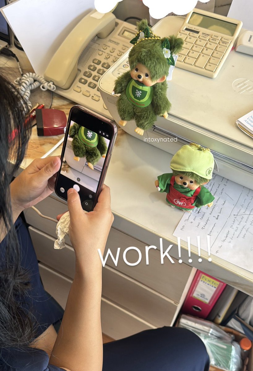 intoxynated's tweet photo. dibuat my coworker jadi wallpaper hp kantor loh ya para monyet ini 😂💚 https://t.co/UAD3ocs6jR
