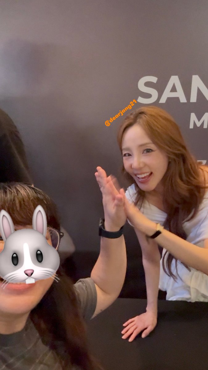 dearjang21's tweet photo. thank you @krungy21 i love youuuuu 🧡💙 https://t.co/sWcy7XjRch