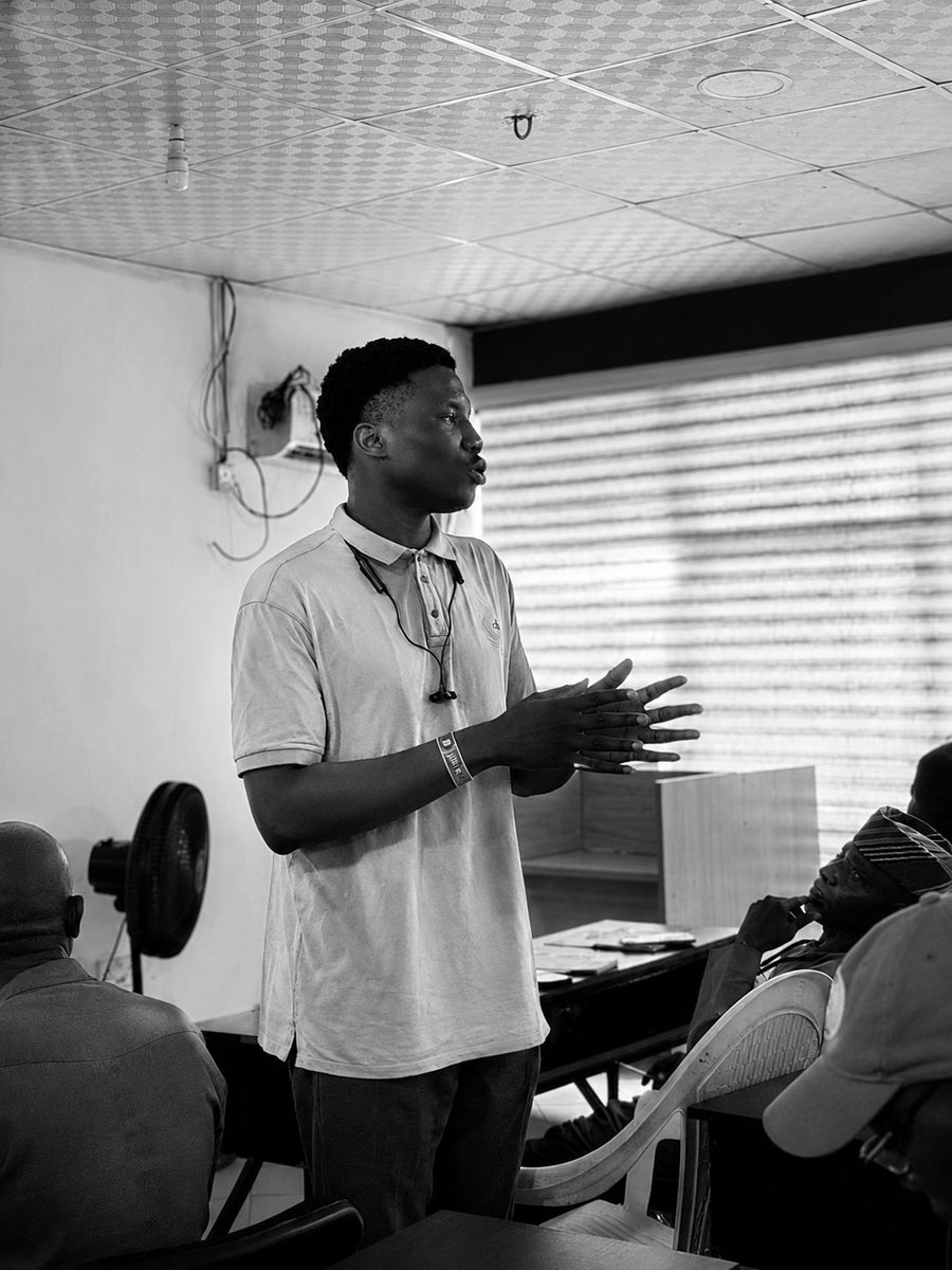DCyberN0teB0ok's tweet photo. Hey guys, I took the day 2 Tech2Grassroots Africa Ai Bootcamp.

I taught on the various ways Ai can help in business management.

Truly when you teach you sharpen your skills https://t.co/9gtd8uI81o