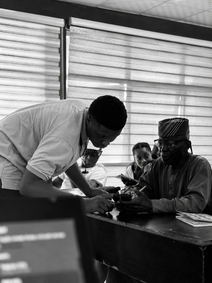DCyberN0teB0ok's tweet photo. Hey guys, I took the day 2 Tech2Grassroots Africa Ai Bootcamp.

I taught on the various ways Ai can help in business management.

Truly when you teach you sharpen your skills https://t.co/9gtd8uI81o