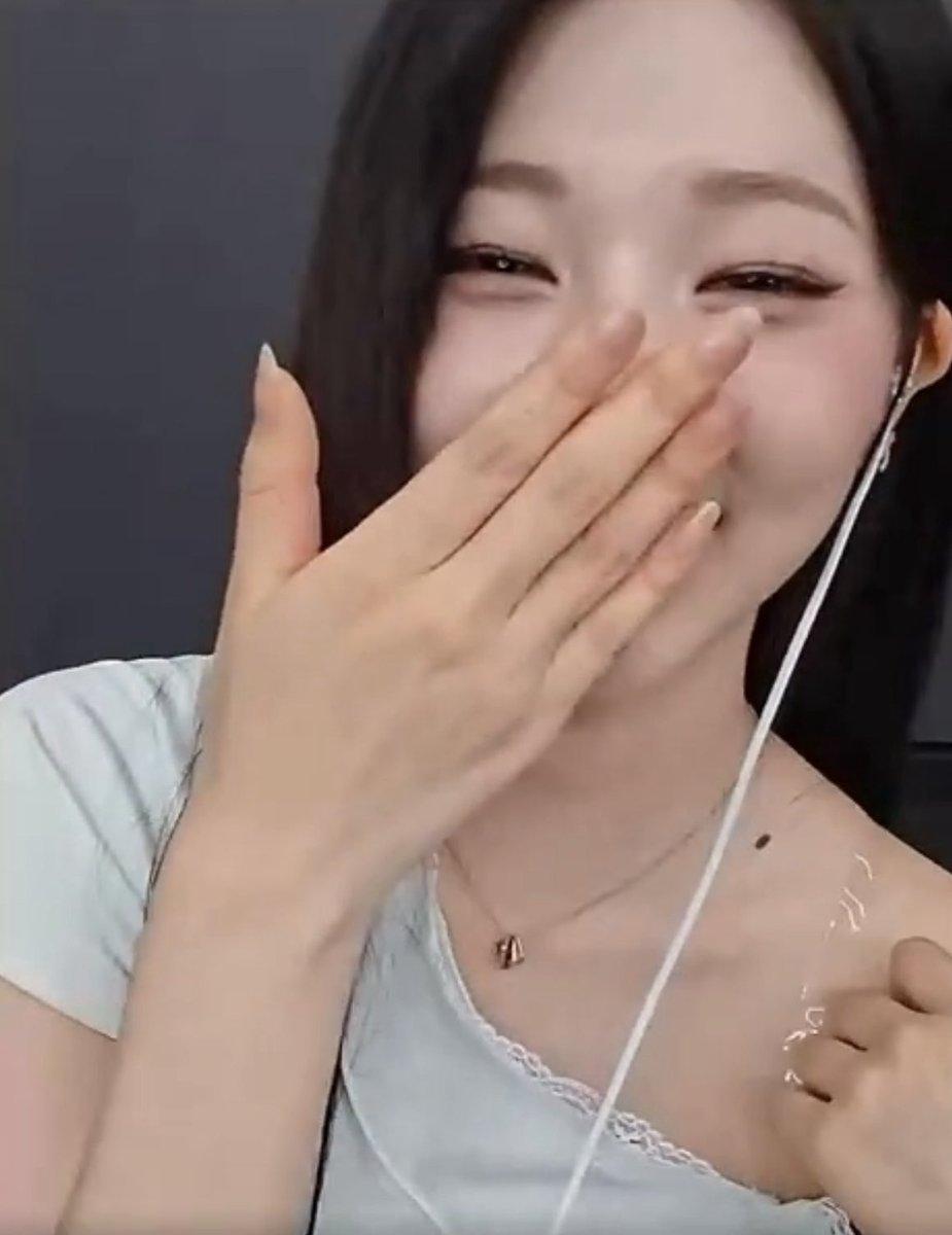 kmd731's tweet photo. 260717 연지 🧸
며칠만 지나면 제가 무슨 계획을 하고 있는지 아시게 될 거예요 😊.
—————
She just might be on to the next thing. I see the potential 🤔…
#트리플에스 #tripleS #トリプルS
#KwakYeonji #Yeonji #곽연지 https://t.co/HjbaH94yVj