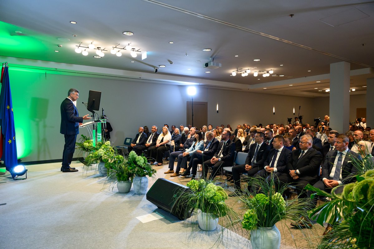 AndrejPlenkovic's tweet photo. Obilježili smo Dan Zagrebačke županije!

➡️ Zagrebačka županija prepoznatljiva je po svojoj ekonomskoj snazi, poduzetničkom duhu ljudi i kao atraktivna destinacija za ulaganja.

✅ #ZŽ danas broji više od 106.000 osiguranika, što je rast od 42% u odnosu na 2016., dok je broj nezaposlenih svega oko 3.700. Od 2016. do danas ukupan prihod #JLRS povećan je za 125% - s 3 na 7 milijardi € - nakon promjena Zakona o financiranju jedinica lokalne i područne samouprave, a proračun Zagrebačke županije dosegnuo je više od 420 milijuna €❗

Uz sinergijsku snagu #ZŽ i @VladaRH realiziraju se brojni projekti ➡️ u prometu, vodno-komunalnom gospodarstvu, obrazovanju, socijalnoj skrbi, sportu, poduzetničkom razvoju i gospodarstvu.

Zajedničkim naporima ravnomjerni regionalni razvoj preslikao se u sve krajeve 🇭🇷, a nastavit ćemo snažno ulagati u projekte koji stvaraju kvalitetne uvjete za život i rad te dodatno jačaju konkurentnost Zagrebačke županije.