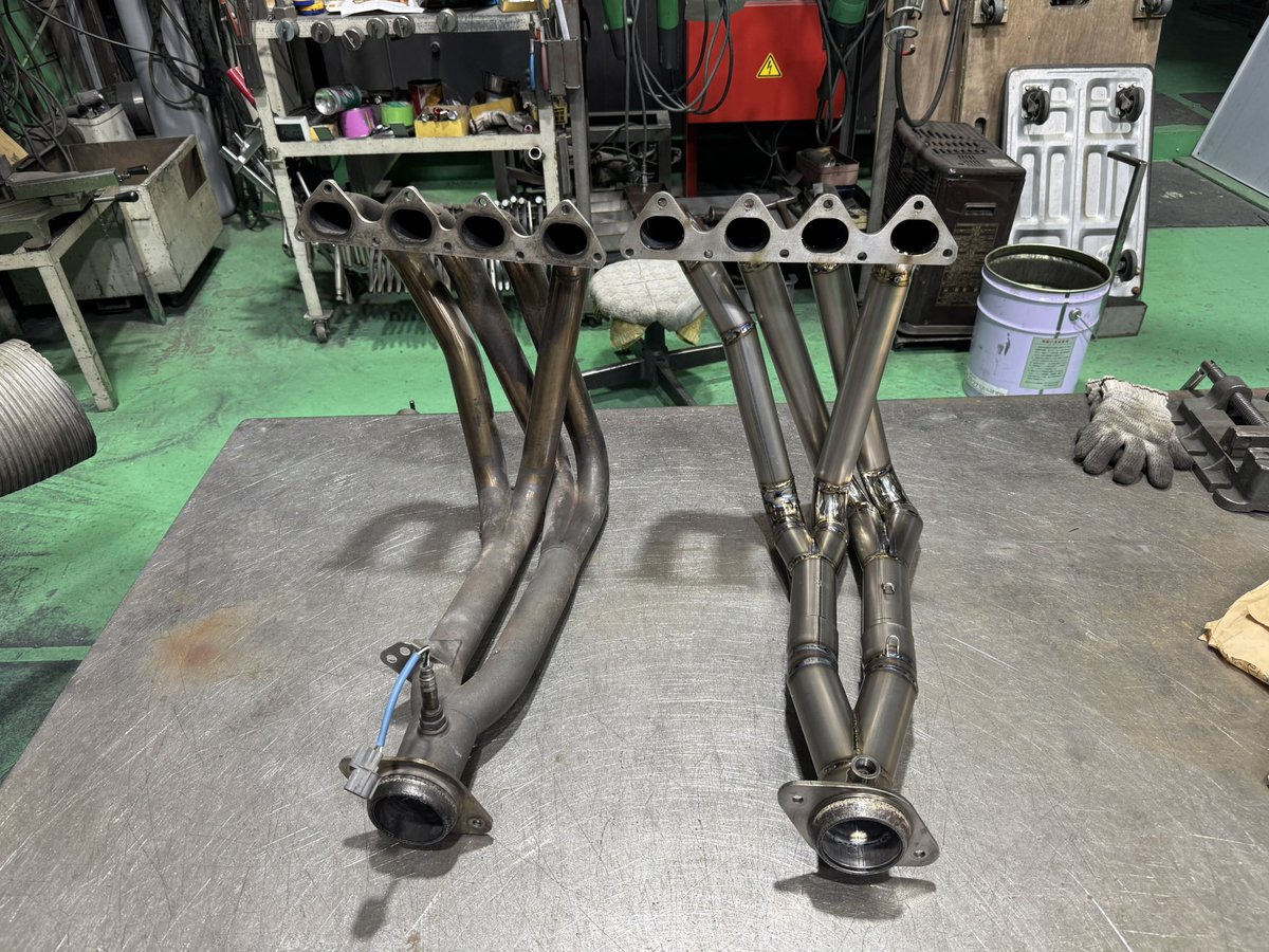 ucchiiiEK9's tweet photo. B型用チタンエキマニようやく完成！
マキシムワークスの形状や排気管長をできるだけコピーして制作
マキシム5.5キロ→チタン2.3キロ
エンジンより前の3.2キロ軽量化はかなりでかい🔥
涼しくなってからダイナパックでパワーしっかり出ているかテストします
#チタンエキマニ https://t.co/LzL5QZ2Cr3