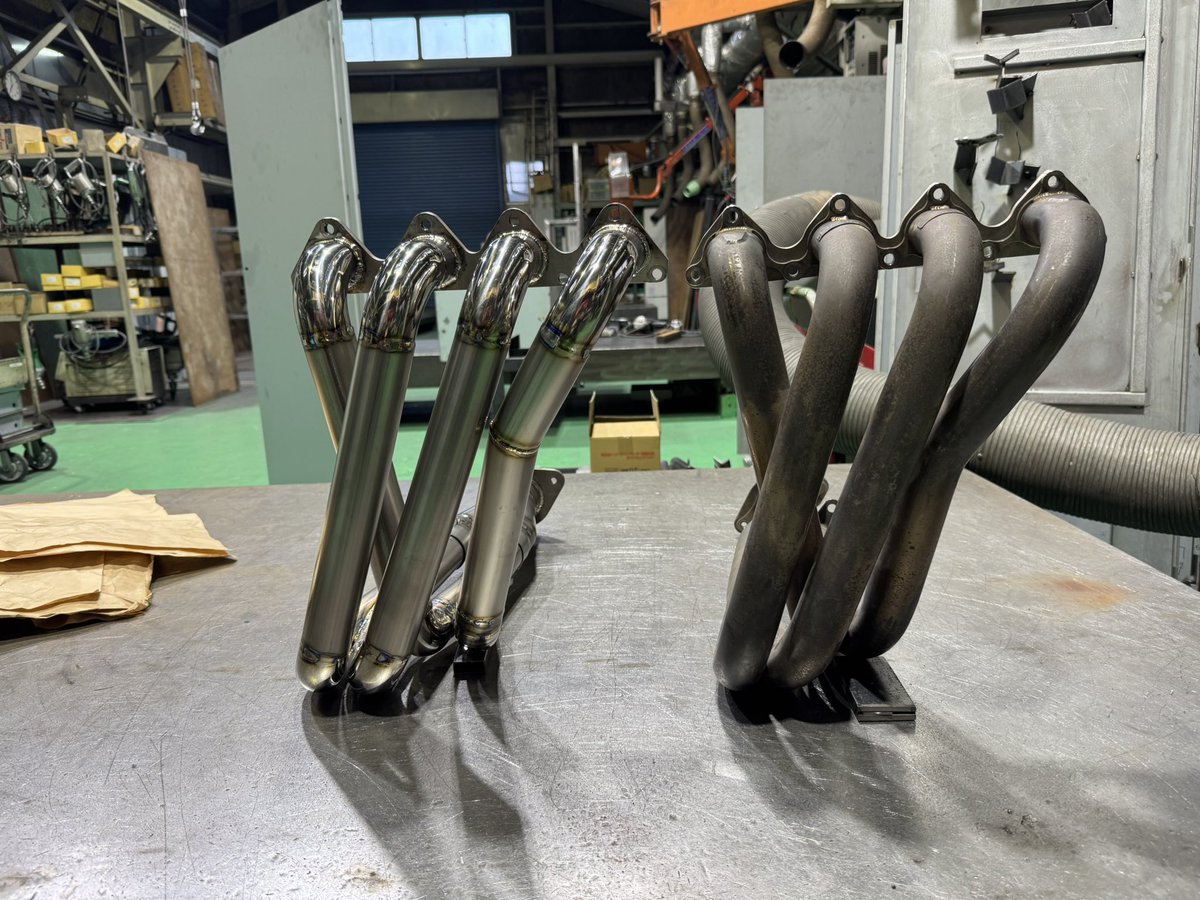 ucchiiiEK9's tweet photo. B型用チタンエキマニようやく完成！
マキシムワークスの形状や排気管長をできるだけコピーして制作
マキシム5.5キロ→チタン2.3キロ
エンジンより前の3.2キロ軽量化はかなりでかい🔥
涼しくなってからダイナパックでパワーしっかり出ているかテストします
#チタンエキマニ https://t.co/LzL5QZ2Cr3