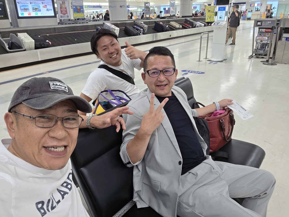 sepg1996's tweet photo. 羽田空港に着いたよ～🙋

今回のロサンゼルス流通＆物流視察研修…3泊6日+おまけの旅も…最初と最後に珍道中があり…良い思い出になったと思いきや…最後の最後にキャリーバッグが…手荷物カルーセルに出てこない😅

ロサンゼルス空港の飛行機の中で3時間以上待機したり…空港ロビーで12時間以上待ったり…今度は羽田空港でキャリーバッグの行方を調べるのに1時間近く待ったり…結局は別の飛行機に乗っていることがわかったよ～😅

折角のお土産が...明日の朝4時過ぎの便で羽田空港に届くらしいので…取りにいかないとね～😆

ここまで色々なことがあると笑っちゃうしかないな～😁

それでも無事に日本に帰ってこれたので良かったです☺