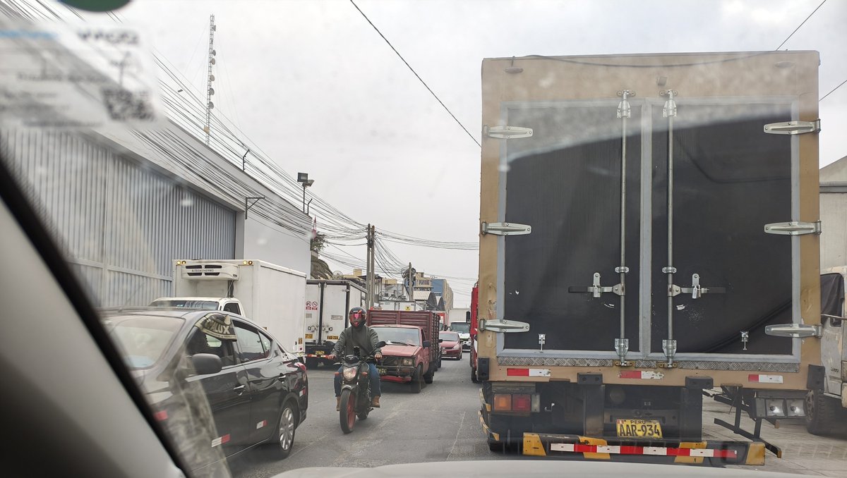 juankvelasq's tweet photo. @ATU_GobPeru 
Tomada la Calle Ticino en Santa Anita. Dos carriles con camiones estacionados https://t.co/ejZQMHJQCL