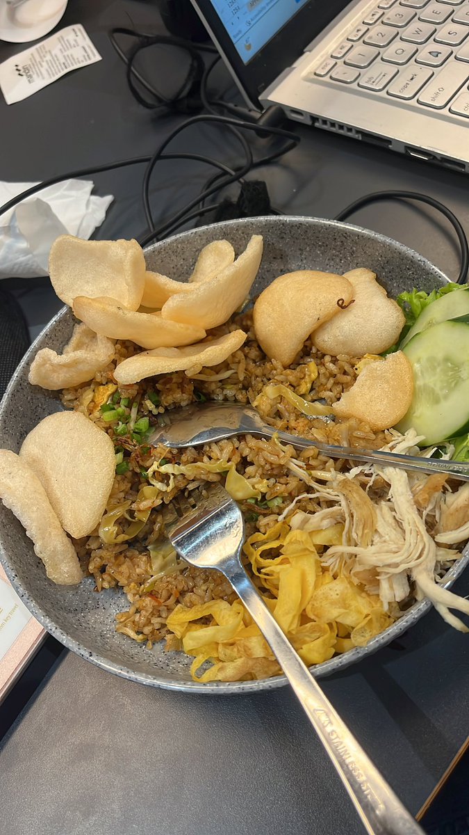 dayeennn_'s tweet photo. Makan dalam kondisi S.T. https://t.co/ktdEFXqMDt