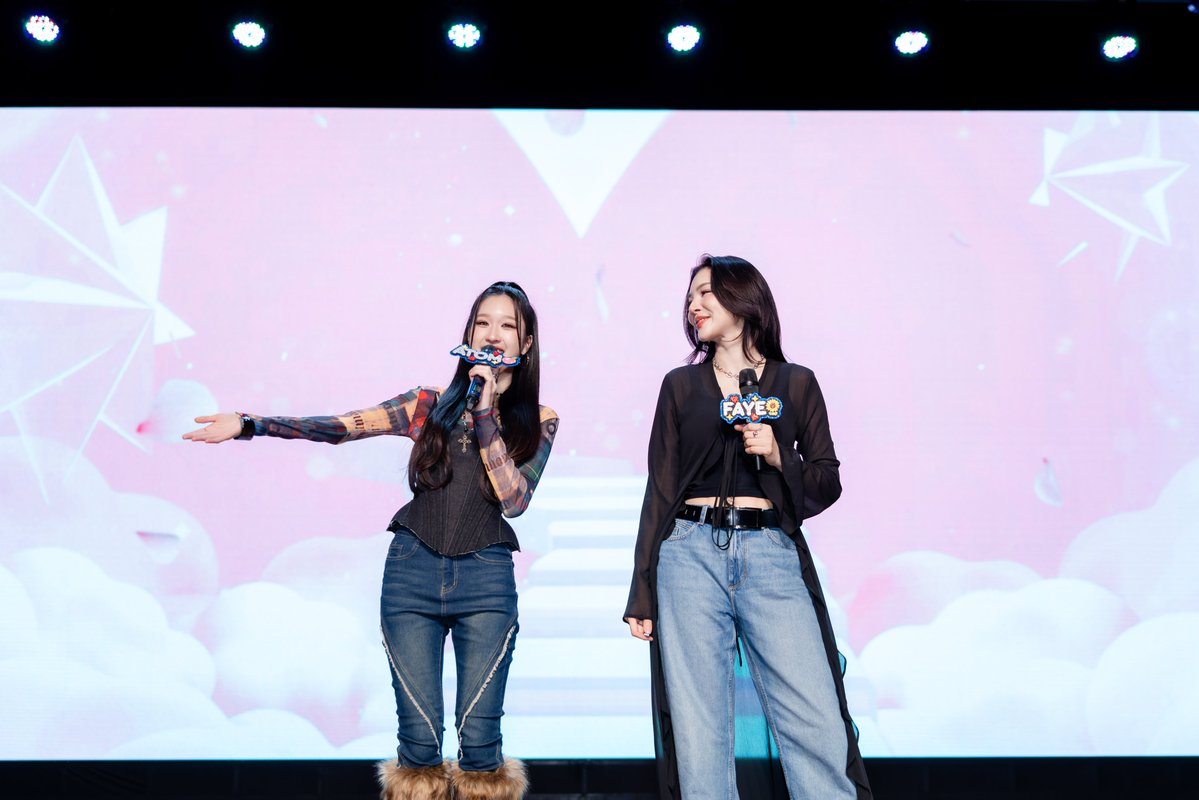 fourteenchannel's tweet photo. เคมีนี้ดีต่อใจ! "ฝ้าย-อะตอม" เสิร์ฟโมเมนต์ฟินขั้นสุด ในงาน FAYEATOM 1ST FAN MEETING {LOVE IN THE NIGHT} IN HO CHI MINH CITY

เดินหน้าเสิร์ฟความฟินให้เหล่าอินเตอร์แฟนแบบไม่พัก สำหรับ S9T Concert โปรโมเตอร์คอนเสิร์ตและแฟนมีตติ้งนานาชาติ ร่วมกับค่าย Fabel Entertainment ล่าสุดกับการพาสองสาว "ฝ้าย-พีรญา มะลิซ้อน" และ "อะตอม-ปริยะ ปิยะพันธ์โอภาส" คู่จิ้นเคมีฟุ้งกระจายจากซีรีส์ Girls' Love สุดฮอต "BROKEN (Of) LOVE หัวใจช้ำรัก" บินลัดฟ้าไปแลนด์ดิ้งความรักให้อินเตอร์แฟนในงาน "FAYEATOM 1ST FAN MEETING {LOVE IN THE NIGHT} IN HO CHI MINH CITY" ณ C30 HOA BINH เมืองโฮจิมินห์ ประเทศเวียดนาม

สำหรับการจัดงานแฟนมีตครั้งแรกที่โฮจิมินห์ของ "ฝ้าย-อะตอม" นี้เป็นการตอกย้ำกระแสความนิยมที่พุ่งทะยานอย่างต่อเนื่องทั้งในประเทศไทยและระดับอินเตอร์ ซึ่งทั้งคู่ก็ไม่ทำให้ผิดหวังเสิร์ฟโมเมนต์เคมีน่ารักและดีต่อใจเรียกเสียงกรี๊ดจากแฟน ๆ ได้ตลอดเวลา โดยเปิดฉากสตาร์ทความฟินเมื่อทั้งคู่จับมือกันปรากฏตัวบนเวทีพร้อมบทเพลงความหมายดีๆ "ตลอดไปเป็นเรื่องจริง (By Your Side)" ทำเอาแฟน ๆ ใจละลายไปตาม ๆ กัน ก่อนจะเข้าสู่ช่วงการพูดคุยทักทายอย่างเป็นกันเอง สาดเคมีสุดละมุนชวนใจฟู ขโมยรอยยิ้มจากแฟนคลับได้อย่างท่วมท้น

ความสนุกทวีคูณขึ้นเมื่อ "ฝ้าย-อะตอม" พาแฟน ๆ เข้าสู่โหมดกิจกรรมที่เรียกเสียงฮือฮา ผ่านการร่วมสนุกในเกม "Midnight Mystery (ปริศนาเที่ยงคืน)" และเกม "Written in the Stars (ลิขิตแห่งดวงดาว)" ที่เปิดโอกาสให้แฟนคลับได้เห็นความน่ารักเป็นธรรมชาติและเคมีที่เข้ากันอย่างลงตัวของทั้งคู่ และช่วงเวลาแห่งความซาบซึ้งก็มาถึง เมื่อเหล่าอินเตอร์แฟนเวียดนามได้รวมพลังจัดทำคลิปวิดีโอ Fan Project ส่งต่อความรักจากหัวใจ มอบเป็นของขวัญชิ้นพิเศษที่สร้างความสุขให้ "ฝ้าย-อะตอม" จนกลายเป็นอีกหนึ่งภาพความทรงจำที่งดงามและตราตรึงใจของทุกคน

 สำหรับช่วงท้ายของงานก่อนที่จะต้องโบกมือลา "ฝ้าย-อะตอม" ได้ส่งท้ายความประทับใจด้วยบทเพลงซึ้ง ๆ อย่าง "Would You Be Mine?" และเพลง "หรือเป็นเธอ (Is It You)" เพื่อแทนคำขอบคุณ ก่อนจะปิดฉากงานแฟนมีตอย่างสมบูรณ์แบบและอบอวลไปด้วยความฟินกับกิจกรรมสุดใกล้ชิดกับกิจกรรม Hi Bye และ Hi-Touch ส่งแฟน ๆ กลับบ้านด้วยความประทับใจ

แฟน ๆ สามารถติดตามข่าวสารกิจกรรม และข้อมูลต่าง ๆ เพิ่มเติมได้ที่ Facebook : S9T Concert / X : @S9TConcert และ IG : @s9tconcert

 #FayeAtom1stFMinHoChiMinhCity
#FayeAtom #FayePeraya #AtomPariya
#S9TConcert #CDM #FabelEntertainment
