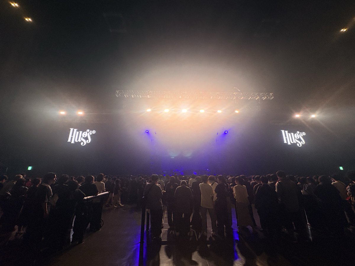 amz_live07's tweet photo. 最後まで見たかったーヤコバの都合で悔しい.。次こそは全部みてやる！全てにおいて初体験の感動味わえて嬉しかった
ありがとうございました

#キタニタツヤ　
#amazarashi 
#silicaGel    #Hugs https://t.co/5xO4bMUY9h