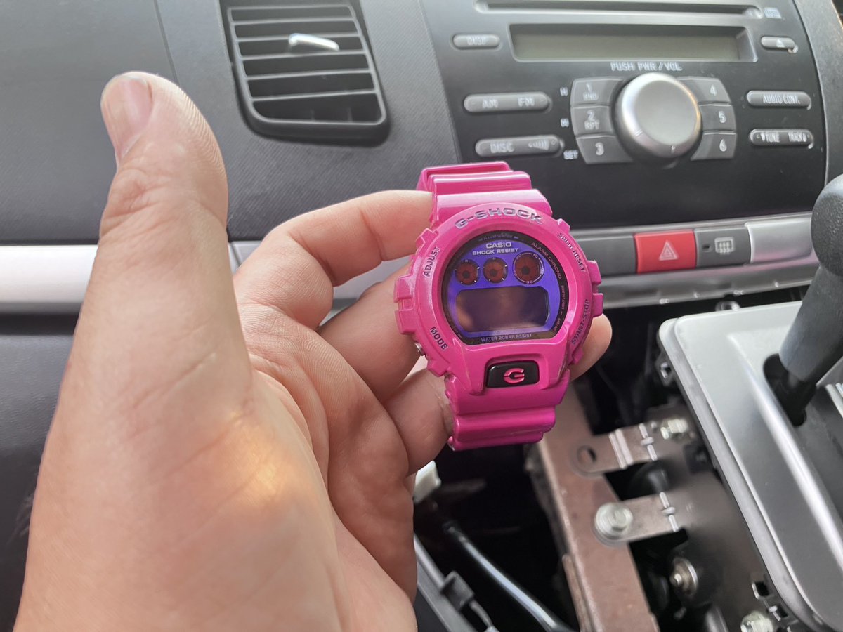 Daihatsumania's tweet photo. 【それ犯罪だよ！！　中古車から前オーナーの貴重品がでた（特別カラーのGshock）　さぁどうする？】

先日のバックギアから動かなくなったL175ムーブのお客さんの修理を本日行いました。

部品は入っていたのですが、お仕事の都合で本日作業。

早速パネル類を外そうとしたら・・・・

アレ・・・？なんか奥にハマってる・・・

出したらGshockでしたｗｗ

オーナーさん、大爆笑。
「これ、俺のじゃないっすｗｗ」

私が作業してる最中に、早速この時計にどれくらいの価値があるのか調べているお客さん。

型番は、DW-6900PL。

どうやらDW-6900の特別カラーバージョンで、「Polarized Color（ポラライズドカラー）」シリーズとして2013年頃に発売された、通常モデルとは少し違う特別カラーのラインナップだったみたいです。

「ヤフオクの相場を見たら、結構高いっすよ！！ラッキー！！」

「売ったら修理代出ますねーｗｗ」ってお客さんは喜んでる。

ではここで問題です。

中古車を購入して中から貴重品が出てきた場合、その貴重品の所有権は誰にあるんでしょうか？

① 見つけた整備士

② 今の車のオーナー

③ 前の車のオーナー

④ 中古車を販売した販売店

正解は、前のオーナーの忘れ物である可能性が高い場合、そのまま見つけた人や現在のオーナーが自由に自分の物にしていい訳ではないのです。

「誰の物か分からないし、ラッキー！」と思って売ってしまうと、状況によっては占有離脱物横領罪などの法的な問題になる可能性があります。

占有離脱物横領罪（刑法第254条）の法定刑は、1年以下の拘禁刑または10万円以下の罰金、もしくは科料です。

ですので、発見した私は
① 現在のオーナーへ報告する
② 購入した販売店へ連絡してもらう
③ 販売店から前オーナーへ確認してもらう
④ 持ち主が判明しない場合は、警察へ相談する
という流れをおすすめしました。

結果、誰の物か分からなかった場合、正式に所有権が頂けるわけですし、それが正しい行為です。

今回のお客さんも、「これ売ったら修理代になるのになぁ（笑）」と言いながらも、私の説明を聞いて「確かにこのまま貰うのはまずいですね。」ということで、中古車を購入した店へ連絡することになりました。

数千円、数万円の時計よりも、お金では買えない信用の方が大切です。

皆さんならどうしますか？

というわけで、肝心な作業は、１５分程度で終わり、非常に喜んでいただいて、次回のオイル交換の予約を頂き帰られました。

なんだか、最近Xに書くネタ事件が多い気がするなぁ・・・

何なんだろｗｗ

＃L175
＃ムーブカスタム
＃車内から貴重品
＃占有離脱物横領罪