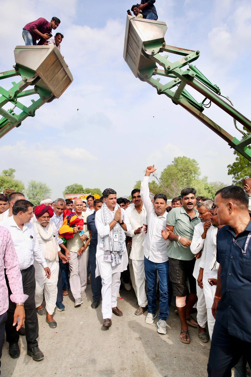 SachinPilot's tweet photo. मेरे विधानसभा क्षेत्र टोंक पहुँचने पर जिला कांग्रेस कमेटी अध्यक्ष @SaudSaidiTonk जी सहित सभी पदाधिकारियों से मुलाकात की। 

कार्यकर्ताओं और क्षेत्रवासियों द्वारा मिले अपार स्नेह और सम्मान के लिए हृदय से सभी का हार्दिक आभार व्यक्त करता हूँ। https://t.co/yDZt8J00IE