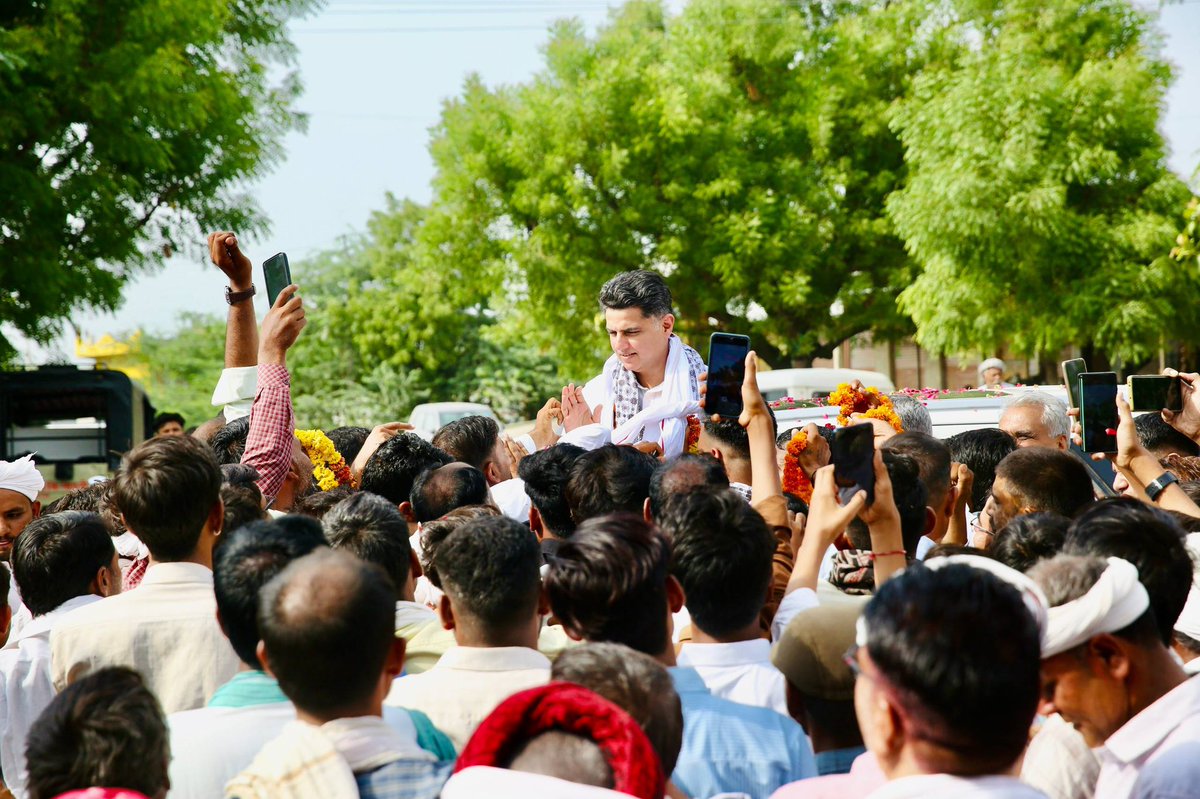 SachinPilot's tweet photo. मेरे विधानसभा क्षेत्र टोंक पहुँचने पर जिला कांग्रेस कमेटी अध्यक्ष @SaudSaidiTonk जी सहित सभी पदाधिकारियों से मुलाकात की। 

कार्यकर्ताओं और क्षेत्रवासियों द्वारा मिले अपार स्नेह और सम्मान के लिए हृदय से सभी का हार्दिक आभार व्यक्त करता हूँ। https://t.co/yDZt8J00IE
