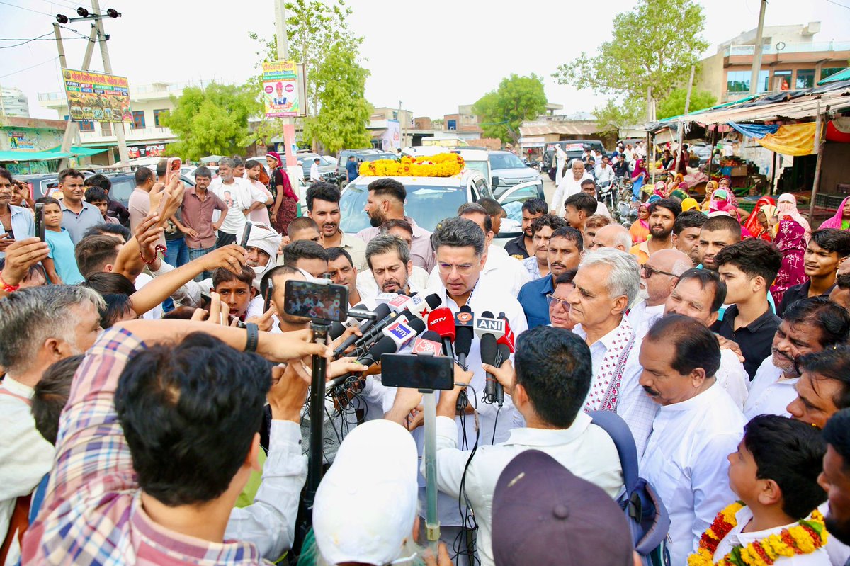 SachinPilot's tweet photo. मेरे विधानसभा क्षेत्र टोंक पहुँचने पर जिला कांग्रेस कमेटी अध्यक्ष @SaudSaidiTonk जी सहित सभी पदाधिकारियों से मुलाकात की। 

कार्यकर्ताओं और क्षेत्रवासियों द्वारा मिले अपार स्नेह और सम्मान के लिए हृदय से सभी का हार्दिक आभार व्यक्त करता हूँ। https://t.co/yDZt8J00IE