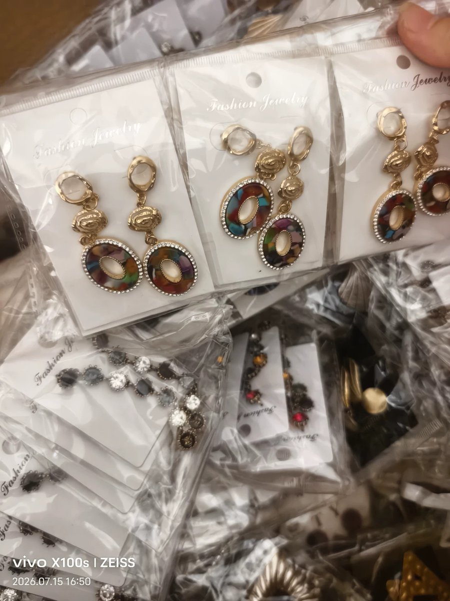 Tom_ChinaSource's tweet photo. 16 Jul -Earrings sold by the kilogram. New jewelry just arrived, first come, first served! #JewelryWholesale #StockClearance #FirstComeFirstServe #LowestPrice #BulkJewelry #CheapJewelry #AccessorySale #LimitedStock #DealAlert #FashionJewelry #BlingBling https://t.co/TPoikaCyTV
