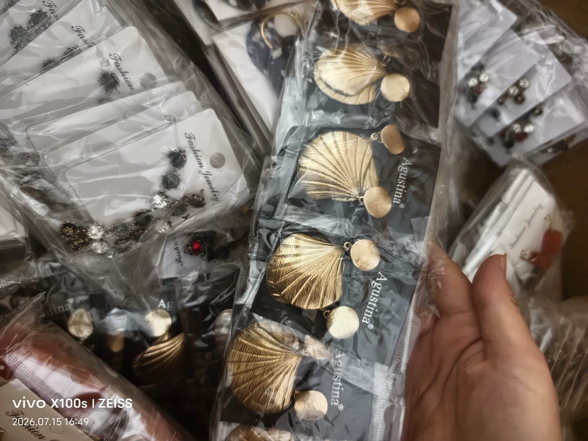 Tom_ChinaSource's tweet photo. 16 Jul -Earrings sold by the kilogram. New jewelry just arrived, first come, first served! #JewelryWholesale #StockClearance #FirstComeFirstServe #LowestPrice #BulkJewelry #CheapJewelry #AccessorySale #LimitedStock #DealAlert #FashionJewelry #BlingBling https://t.co/TPoikaCyTV