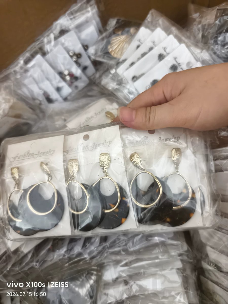 Tom_ChinaSource's tweet photo. 16 Jul -Earrings sold by the kilogram. New jewelry just arrived, first come, first served! #JewelryWholesale #StockClearance #FirstComeFirstServe #LowestPrice #BulkJewelry #CheapJewelry #AccessorySale #LimitedStock #DealAlert #FashionJewelry #BlingBling https://t.co/TPoikaCyTV