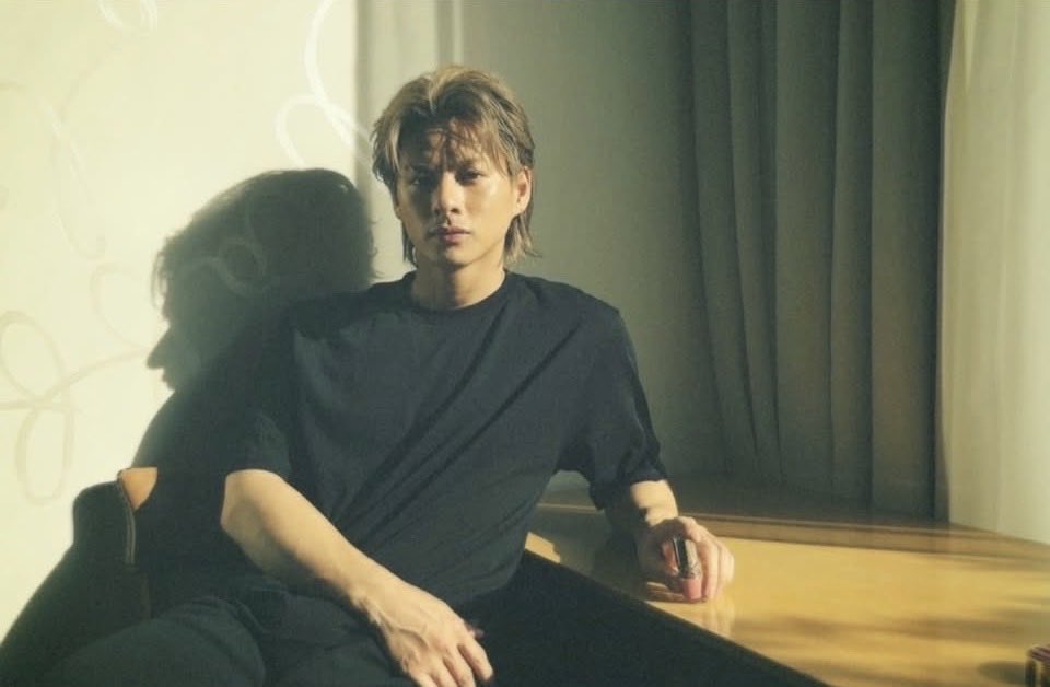 KP0129_2018's tweet photo. 紫耀くん今日もかっこいい
こんな写真集が欲しいんだよね⸝⸝⸝♡
ラブシャインもメイクミーブラッシュも紫耀くんのお陰で愛用中だよ💄✨
影に映る横顔とか襟足とか手の血管とか色々見ちゃうね🥹
#平野紫耀_Instagram
#yslbeauty
#yslmakeup https://t.co/Z9YBtadkP1